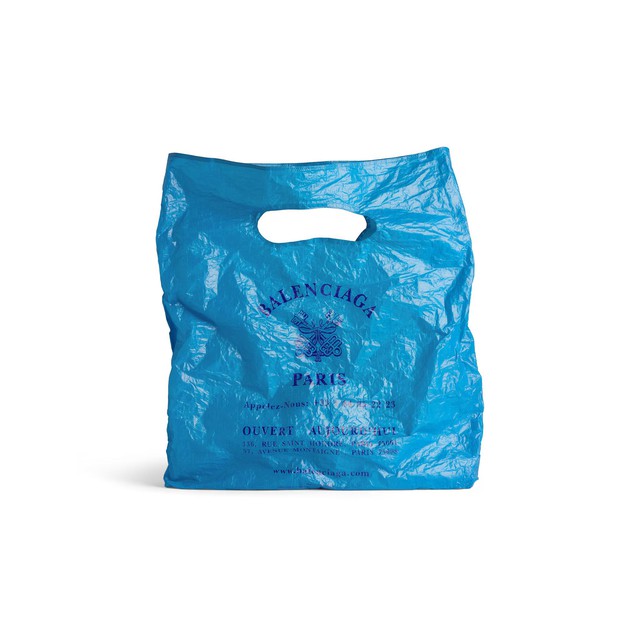 Cận cảnh chiếc túi nylon nhàu nhĩ và "cơn điên" giá của Balenciaga: 1 "túi rác" mua được chiếc xe máy - Ảnh 2.