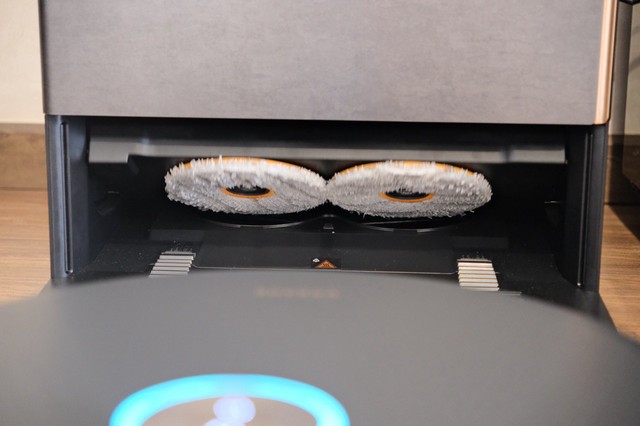 Khi Roborock, Ecovacs chưa kịp nâng chuẩn, Matrix10 Ultra đã đi trước một bước: Robot hút bụi biết thay giẻ, giặt 100°C và chăm sóc sàn gỗ - Ảnh 4.