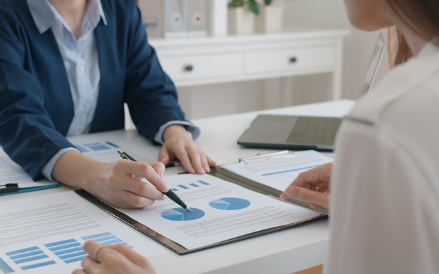 Vì sao nên cân nhắc quyền lợi sản phẩm bảo hiểm bán cùng ngay từ đầu?