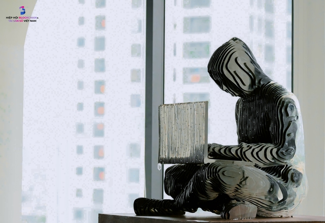 Tượng 'cha đẻ' Bitcoin - Satoshi Nakamoto thứ 5 trên thế giới chính thức về Việt Nam - Ảnh 1.