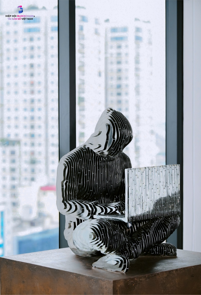 Tượng 'cha đẻ' Bitcoin - Satoshi Nakamoto thứ 5 trên thế giới chính thức về Việt Nam - Ảnh 3.