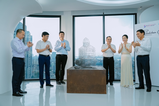 Tượng 'cha đẻ' Bitcoin - Satoshi Nakamoto thứ 5 trên thế giới chính thức về Việt Nam - Ảnh 2.