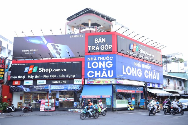 FPT Shop thoát lỗ, doanh thu quý IV tăng mạnh - Ảnh 1.