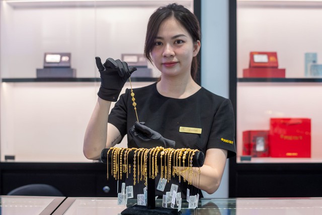 Giá vàng sáng 13/10: Đồng loạt rời đỉnh tuần  - Ảnh 1.