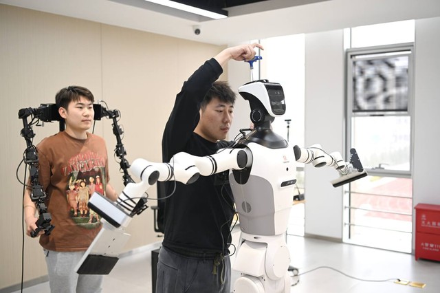 Bi hài nghề huấn luyện robot tại Trung Quốc: Rửa bát 200 lần/ngày kiếm 25 triệu đồng, ngậm ngùi dạy việc cho kẻ sẽ cướp chén cơm của mình - Ảnh 1.