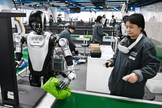 Bi hài nghề huấn luyện robot tại Trung Quốc: Rửa bát 200 lần/ngày kiếm 25 triệu đồng, ngậm ngùi dạy việc cho kẻ sẽ cướp chén cơm của mình - Ảnh 2.