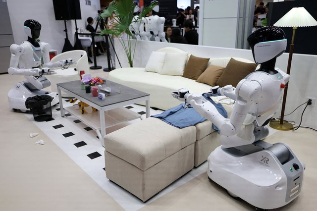 Bi hài nghề huấn luyện robot tại Trung Quốc: Rửa bát 200 lần/ngày kiếm 25 triệu đồng, ngậm ngùi dạy việc cho kẻ sẽ cướp chén cơm của mình - Ảnh 3.