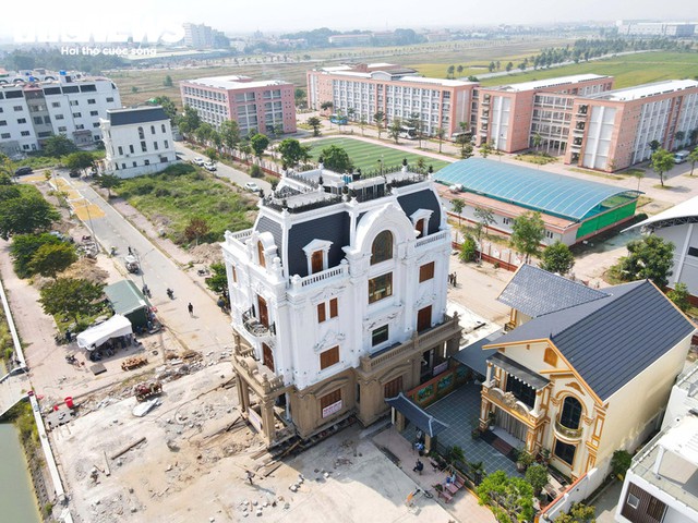 Biệt thự 4 tầng ở Bắc Ninh 'cập bến' sau hành trình di dời 200m - Ảnh 1.
