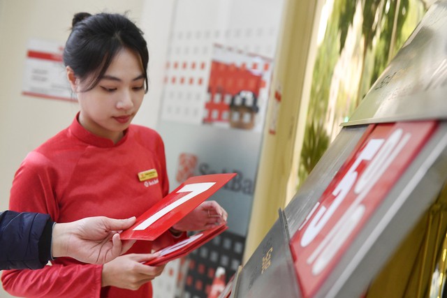 Nóng: NHNN yêu cầu ngân hàng giảm lãi suất tiết kiệm tối thiểu 0,5%/năm, giảm lãi vay 1,5-2%/năm - Ảnh 1.