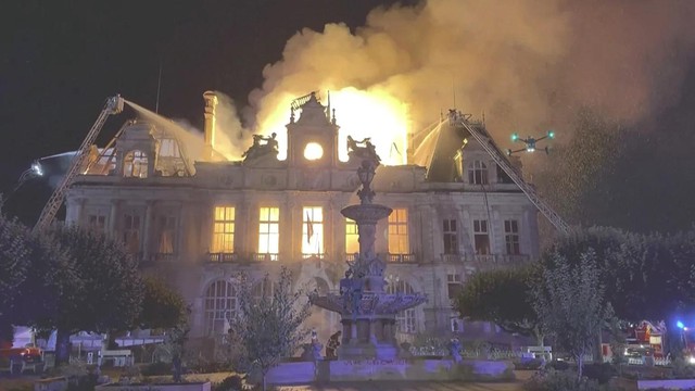 Du lịch Paris đúng ngày biểu tình biến thành bạo loạn: Du khách kéo vali chạy giữa hơi cay, khách sạn phải sơ tán - Ảnh 1.