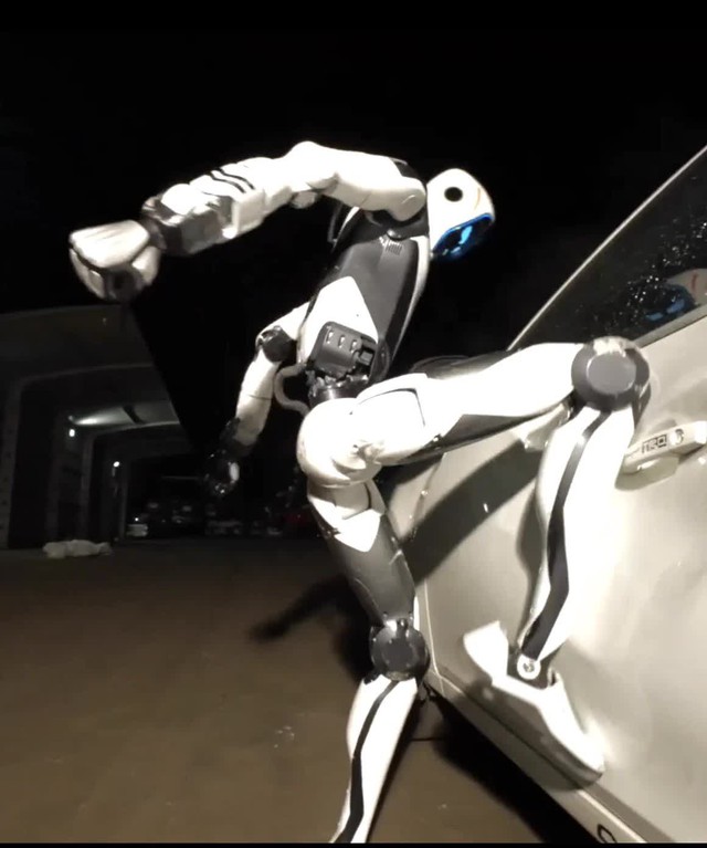 Trung Quốc ra mắt robot vệ sĩ biết tước dao, nhảy cao 4 mét, nhấc bổng đầu ô tô cứu người - Ảnh 4.