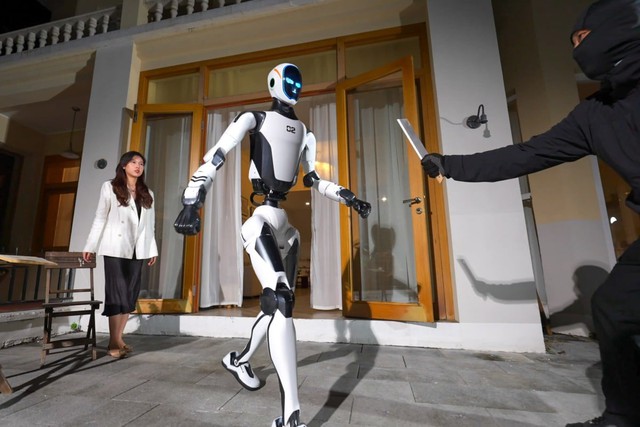 Trung Quốc ra mắt robot vệ sĩ biết tước dao, nhảy cao 4 mét, nhấc bổng đầu ô tô cứu người - Ảnh 3.