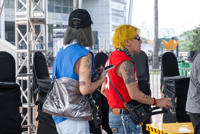 Mỹ Đình trước giờ G concert BIGBANG: Fan kéo vali từ sân bay thẳng tới đổi vòng, vé chợ đen bị hét giá gấp 4 - Ảnh 13.