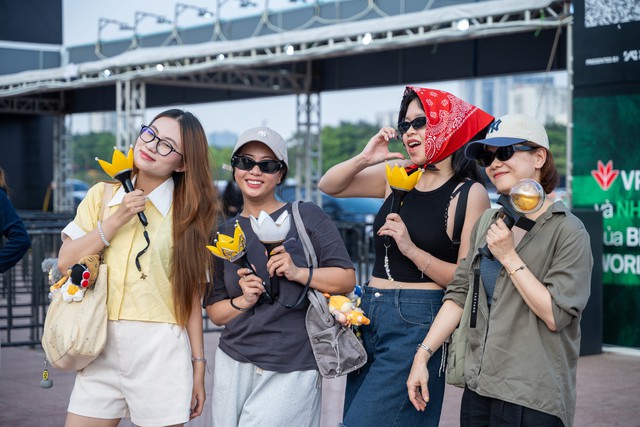 Mỹ Đình trước giờ G concert BIGBANG: Fan kéo vali từ sân bay thẳng tới đổi vòng, vé chợ đen bị hét giá gấp 4 - Ảnh 6.