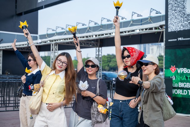 Mỹ Đình trước giờ G concert BIGBANG: Fan kéo vali từ sân bay thẳng tới đổi vòng, vé chợ đen bị hét giá gấp 4 - Ảnh 7.