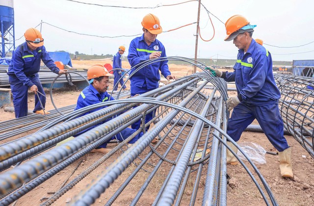 Giá nhân công xây dựng chạm mức 1 triệu đồng/công, doanh nghiệp chấp nhận trả lương trước 3 tháng để giữ người  - Ảnh 1.