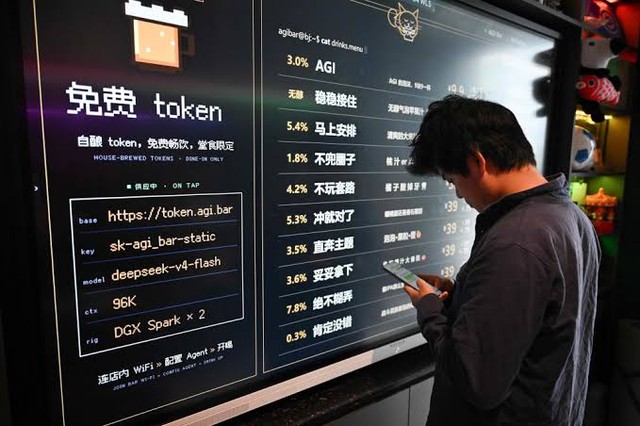 Độc lạ Trung Quốc: Quán bar tặng token DeepSeek cho khách đến nhậu, lỗ chổng vó vẫn quyết mở thêm chi nhánh - Ảnh 2.