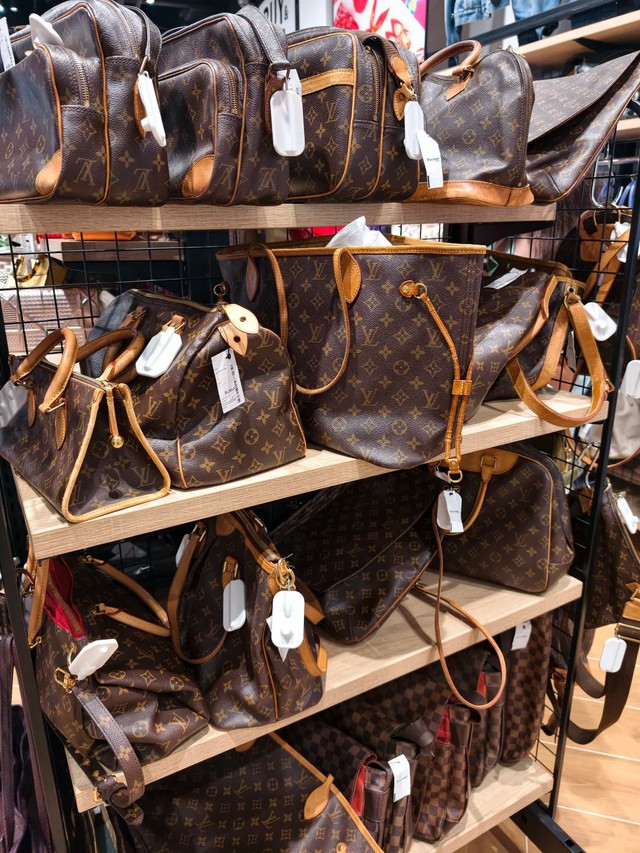 Siêu thị túi Hermès, Chanel cũ rộng gần 10.000 m2 dưới ga tàu Thượng Hải: Khách tự quét mã trả tiền, nhưng người được lợi nhất không phải người mua - Ảnh 3.