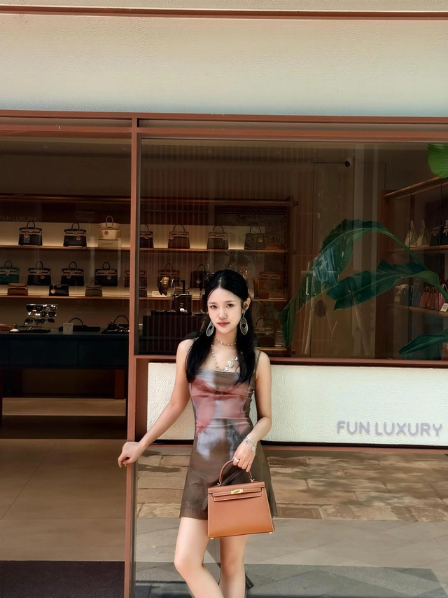 Siêu thị túi Hermès, Chanel cũ rộng gần 10.000 m2 dưới ga tàu Thượng Hải: Khách tự quét mã trả tiền, nhưng người được lợi nhất không phải người mua - Ảnh 6.