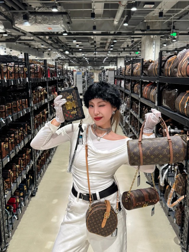 Siêu thị túi Hermès, Chanel cũ rộng gần 10.000 m2 dưới ga tàu Thượng Hải: Khách tự quét mã trả tiền, nhưng người được lợi nhất không phải người mua - Ảnh 4.