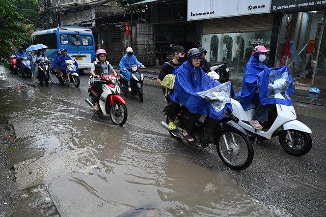 Vĩnh Hưng trước cuộc tái thiết: Kề những khu đô thị triệu đô, đường vẫn chật hẹp cứ mưa là ngập - Ảnh 4.