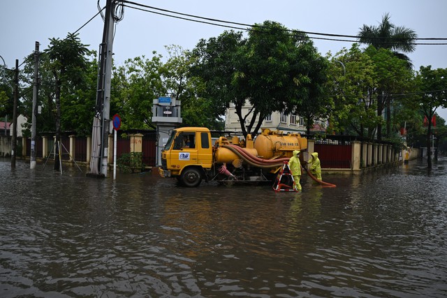 Vĩnh Hưng trước cuộc tái thiết: Kề những khu đô thị triệu đô, đường vẫn chật hẹp cứ mưa là ngập - Ảnh 6.