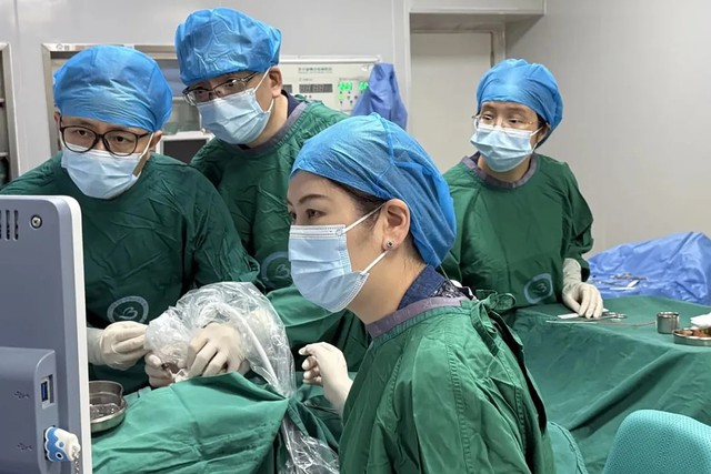 Dùng mũi kim cứu sống thai nhi từ trong bụng mẹ: Đột phá y khoa gây kinh ngạc tại Trung Quốc - Ảnh 2.