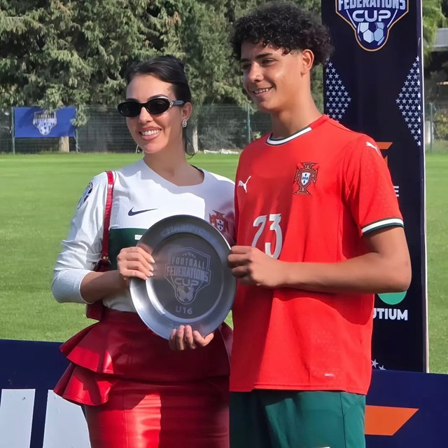 Lớn lên cạnh khối tài sản 1,4 tỷ USD, vì sao con trai Ronaldo vẫn phải