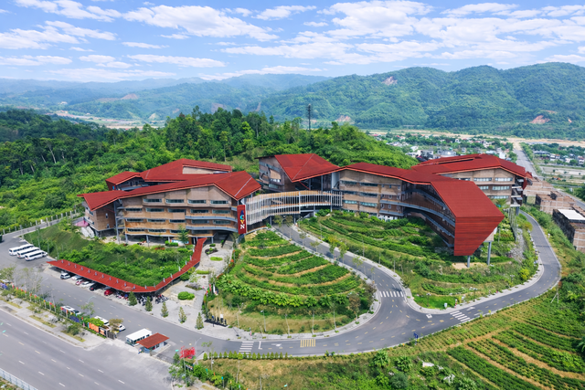 Sau hơn 3 năm hoạt động, ngôi trường nội trú rộng 10ha ở Lào Cai sắp đầu tư thêm 250 tỷ đồng, mở 2 văn phòng tuyển sinh tại Hà Nội và TP.HCM - Ảnh 2.