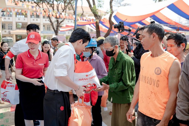 Hỗ trợ thiết thực cho người dân vùng biên Đồng Nai: Khám bệnh, tặng quà và hướng dẫn an toàn tài chính - Ảnh 2.