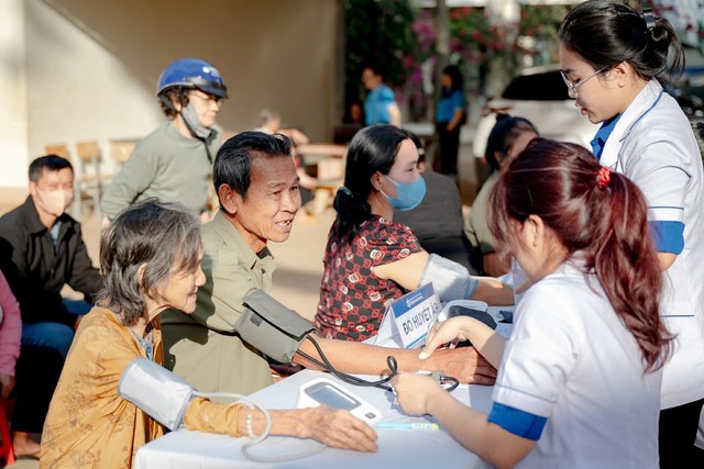 Hỗ trợ thiết thực cho người dân vùng biên Đồng Nai: Khám bệnh, tặng quà và hướng dẫn an toàn tài chính - Ảnh 1.