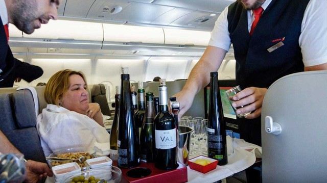 Cảnh tượng hành khách uống bia, ăn nhậu trên máy bay: Có vi phạm quy định? Thì ra nhiều người chưa biết - Ảnh 3.