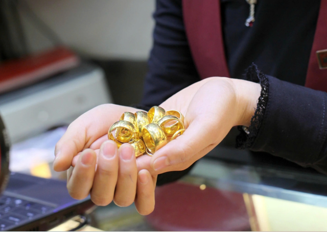 Giá vàng nhẫn vượt 19 triệu đồng/chỉ - Ảnh 1.