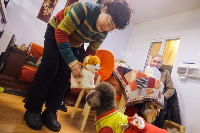 Không con cái, người già ở nước láng giềng Việt Nam đặt kỳ vọng vào loại “bảo hiểm tuổi già” mới - Ảnh 4.