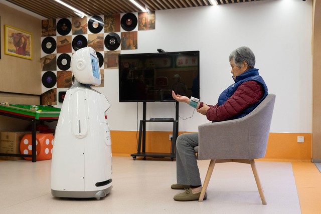 Không con cái, người già ở nước láng giềng Việt Nam đặt kỳ vọng vào loại “bảo hiểm tuổi già” mới - Ảnh 1.