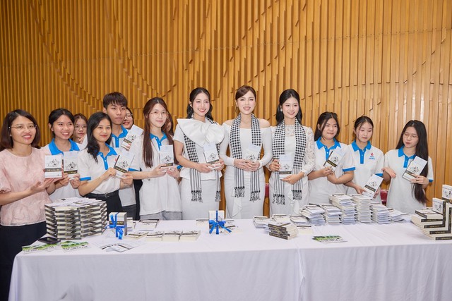 “Hành trình Từ Trái Tim” đến Hà Nội: Gieo khát vọng lớn từ tri thức, hun đúc ý chí từ những câu chuyện thật - Ảnh 7.