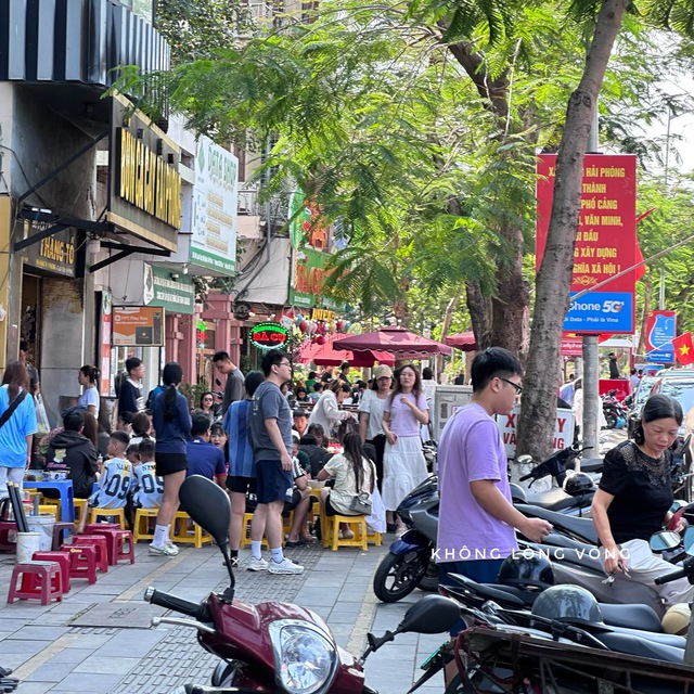 Hiện tượng "lạ" ở Hải Phòng sáng 30/4: Ra đường gặp toàn người Hà Nội, dân địa phương vừa buồn ngủ vừa buồn cười! - Ảnh 1.