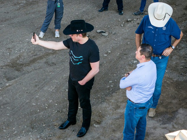 Phong thái đặc biệt của Elon Musk và ngôn ngữ cơ thể của người giàu nhất thế giới - Ảnh 4.