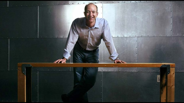 Jeff Bezos đang làm gì vậy: Từ ông chủ bị ghét nhất thế giới đến 