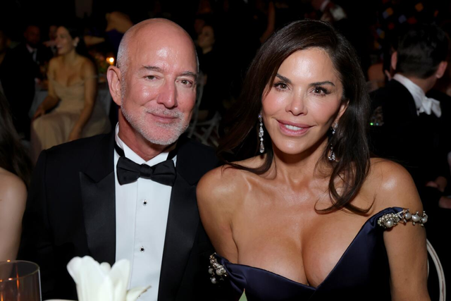 Jeff Bezos đang làm gì vậy: Từ ông chủ bị ghét nhất thế giới đến 