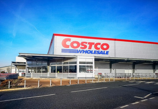 Costco chỉ có 3 CEO trong hơn 40 năm, và cả 3 đều bắt đầu từ sàn nhà kho: Điều gì khiến đế chế 275 tỷ USD không cần tìm lãnh đạo từ bên ngoài? - Ảnh 1.