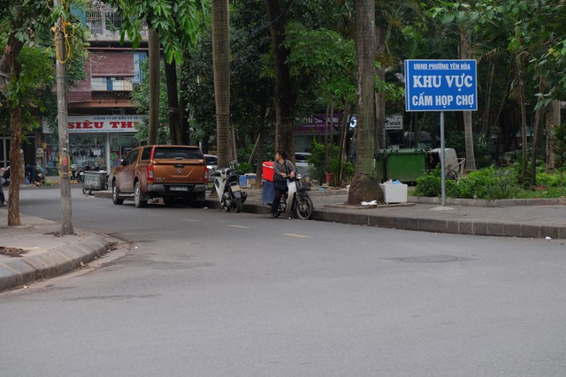 Khung cảnh khác biệt tại nơi từng là khu chợ tạm đông đúc tại Khu đô thị Trung Hòa - Nhân Chính - Ảnh 3.