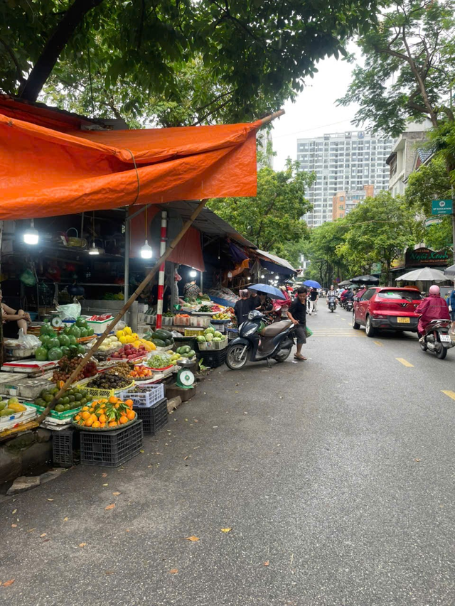 Khung cảnh khác biệt tại nơi từng là khu chợ tạm đông đúc tại Khu đô thị Trung Hòa - Nhân Chính - Ảnh 1.