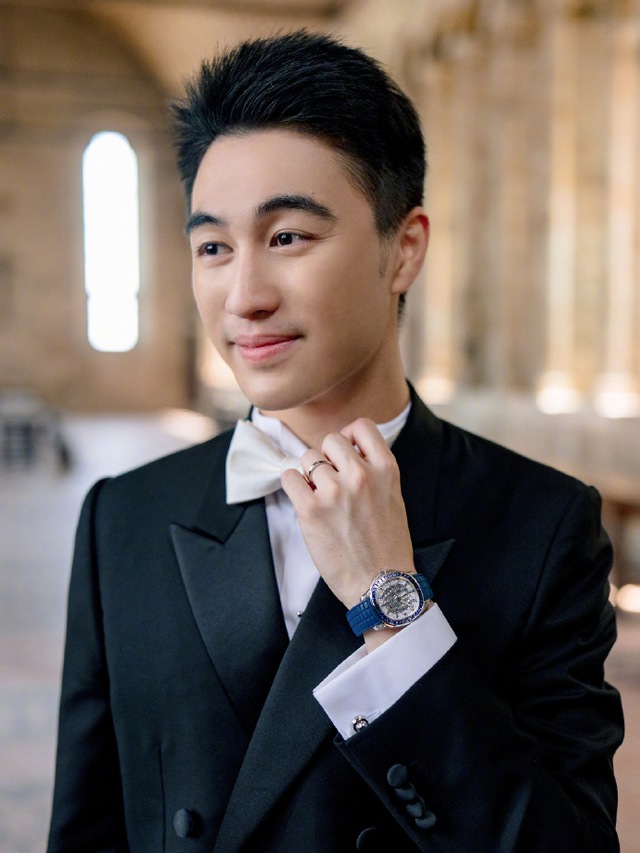 Chiếc đồng hồ trên tay chú rể đắt hơn cả căn nhà: Patek Philippe sapphire xanh đính kim cương toàn thân của Hà Du Quân trong đám cưới thế kỷ - Ảnh 1.