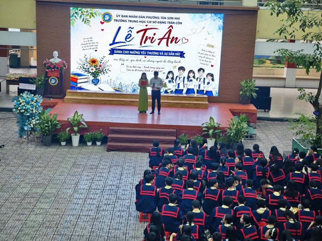 Thí sinh TP. HCM rời phòng thi với nụ cười nhẹ nhõm: Đề vừa sức, điểm chuẩn có thể nhích lên - Ảnh 2.