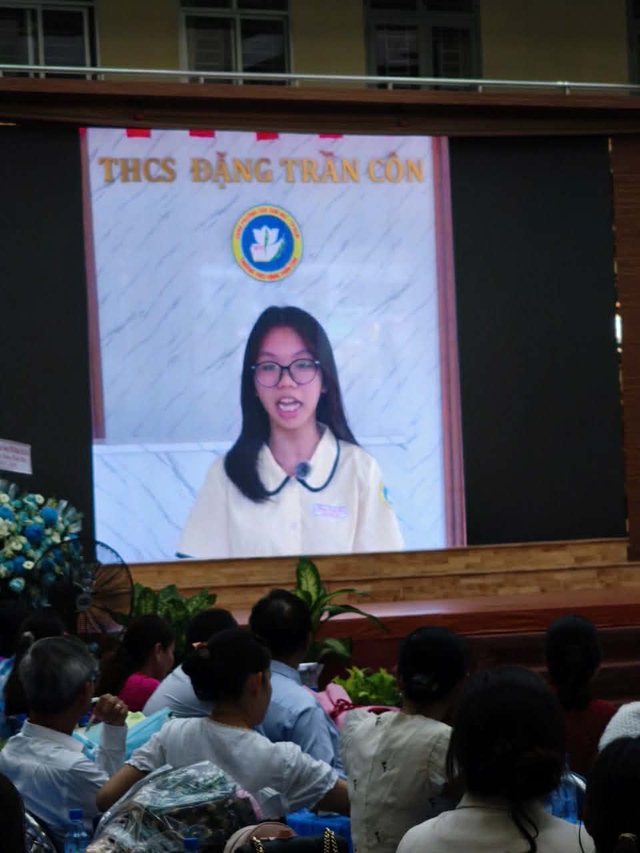 Thí sinh TP. HCM rời phòng thi với nụ cười nhẹ nhõm: Đề vừa sức, điểm chuẩn có thể nhích lên - Ảnh 3.