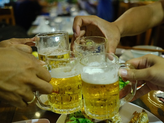 Đàn ông Việt uống bia xem World Cup, nhưng ai đang xem ruột già của họ? - Ảnh 2.