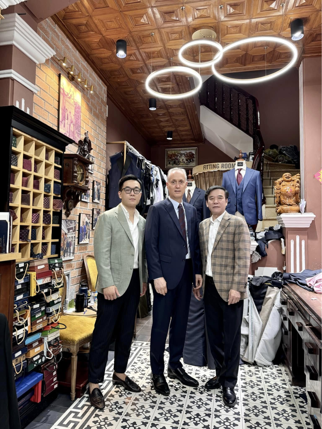 MONOGRAM: Thời của những logo ồn ào đã qua, dân biết chơi ai còn để người ta biết mình chơi gì nữa? - Ảnh 1.