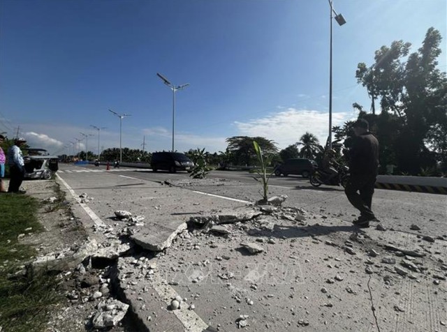 "Trời ơi, nó sập thật rồi": Tiếng gào thét của người dân Philippines giữa thảm họa động đất, tòa nhà Jollibee sập trong 1 giây, trường học tan hoang - Ảnh 2.