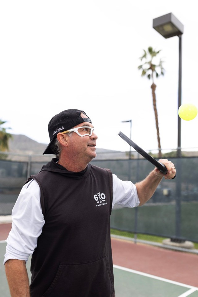 Bị bóng pickleball văng trúng mắt, cụ ông biến vết bầm thành công ty 92 tỷ - Ảnh 1.